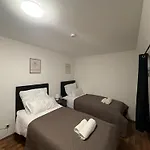 Spacious 80 M2 I 3 I Up To 8 Guests I Near Train Station דירה